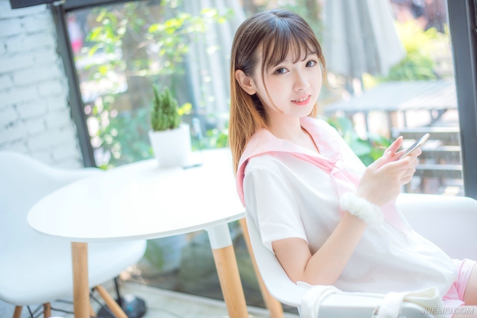 “蠢女人！”看着两女离去的背影，吕布摇了摇头，他哪看不出来，小乔对于周瑜的死虽然难过，但并没有那种死去活来的程度，毕竟时间可以冲淡一切，对周瑜如是，对小乔同样也如是，但哪怕这样，也不该在自己面前表现出来，不过小乔如果哪天长大了，没这份蠢劲了，那还真有点不习惯，相比起来，吕布还是比较喜欢看这一根筋的丫头刚刚挺起来那点劲儿被自己按下去的表情。